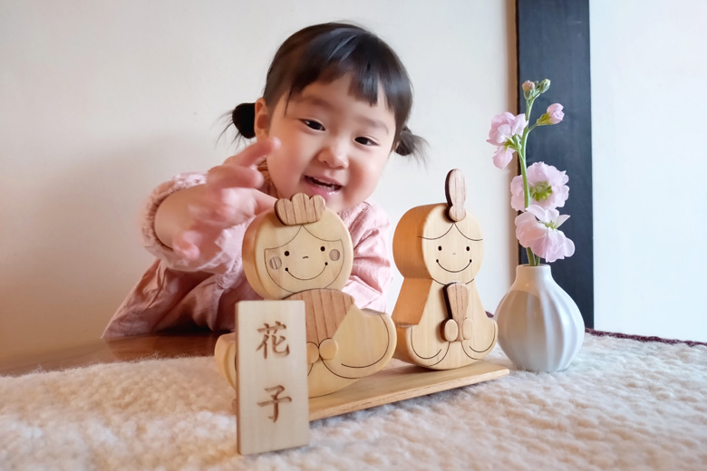 雛人形で遊ぶ女の子