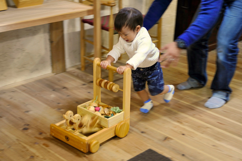 ピヨピヨておしぐるま 出産祝いに木のおもちゃ