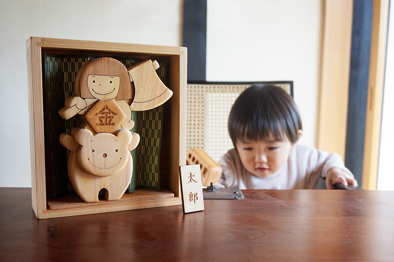 五月人形で遊ぶ男の子