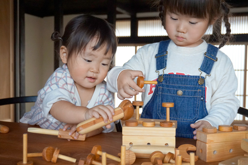 ちびっこ大工道具で遊ぶ子供